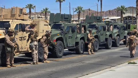 Elitesoldaten des US Marine Corps am Montag vor der Abfahrt nach Los Angeles