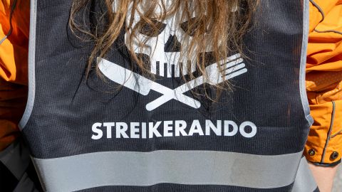 Lieferando-Rider mit einem Gillet mit dem Aufdruck «Streikerando» an der 1.-Mai-Demo in Hamburg