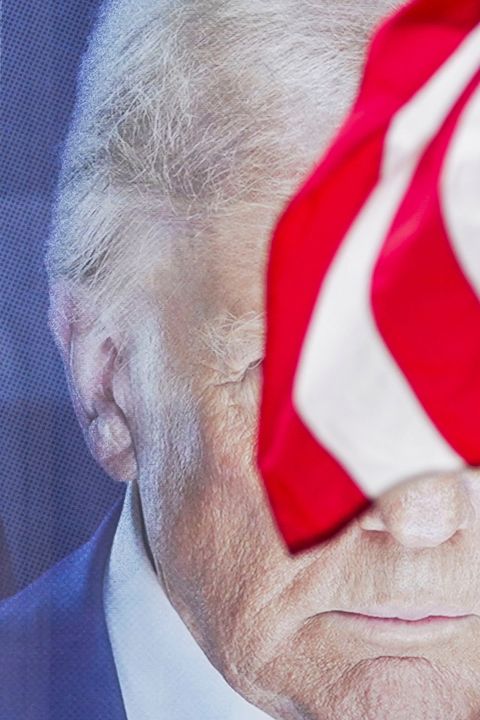 das Gesicht von Trump hinter einer Flagge der USA