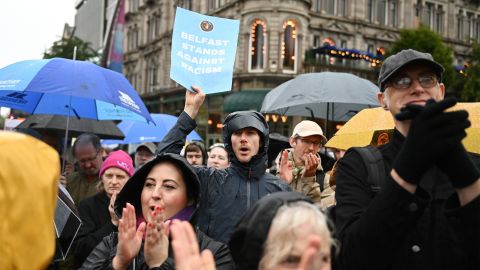 Menschen an einer Demonstration in Belfast gegen Rassismus