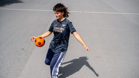 Noa Schärz mit einem Fussball auf dem Asphalt