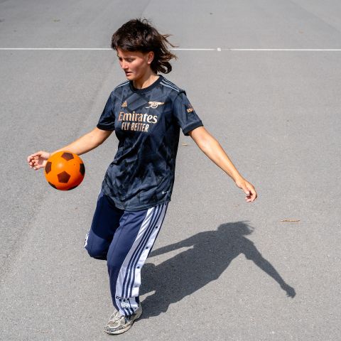 Noa Schärz mit einem Fussball auf dem Asphalt