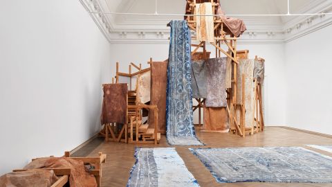 Foto aus der Ausstellung: Dala Nassers Nachbau einer zerstörten ­byzantinischen Kirche im Libanon