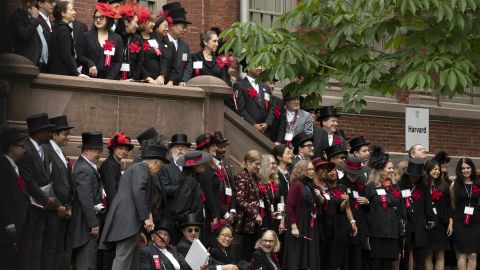 Harvard-Alumni und Eltern von Student:innen an der Abschlussfeier Ende April