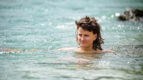 Noa Schärz schwimmt in der Aare