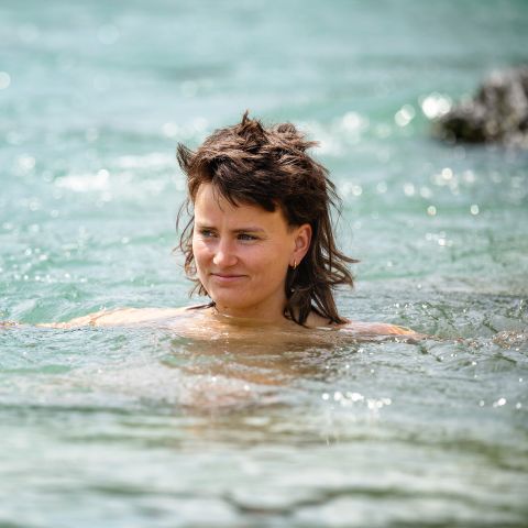 Noa Schärz schwimmt in der Aare