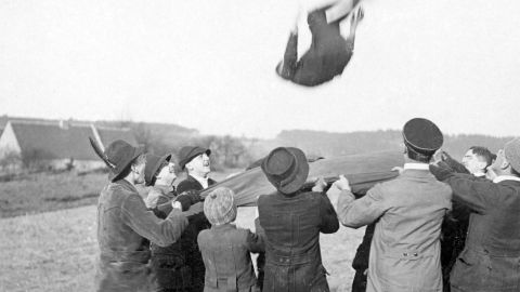 ein Knabe wird bei der Herbstfahrt 1912 der Berliner Wandervögel hoch in die Luft geworfen