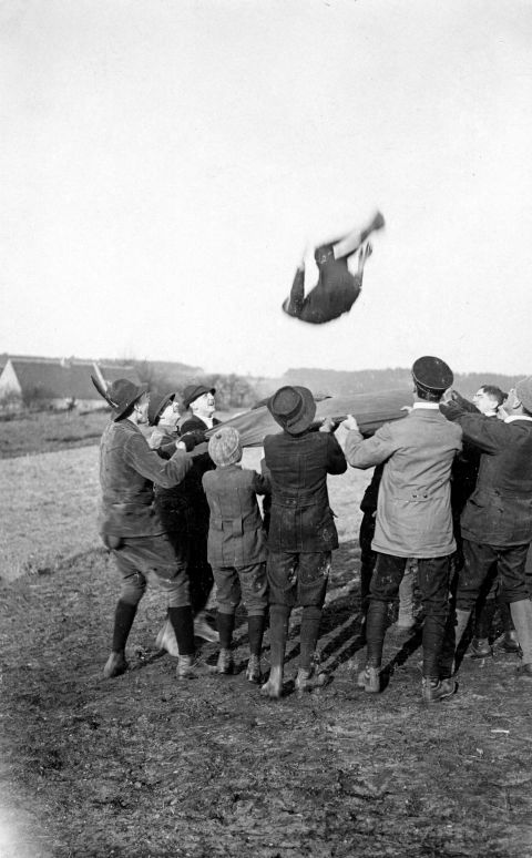 ein Knabe wird bei der Herbstfahrt 1912 der Berliner Wandervögel hoch in die Luft geworfen