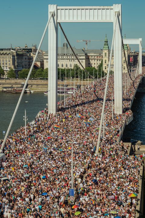 Teilnehmer:innen des Pride-Umzug auf der Elisabethbrücke in Budapest