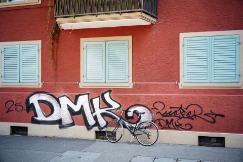 Hauswand mit Graffiti