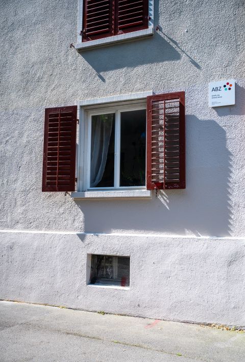 die gleiche Hauswand wo das Graffiti entfernt wurde
