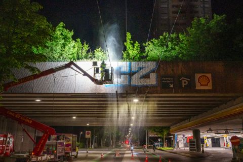die Putzequipe entfernt nachts das FCZ-Graffiti bei den Hardau-Hochhäusern
