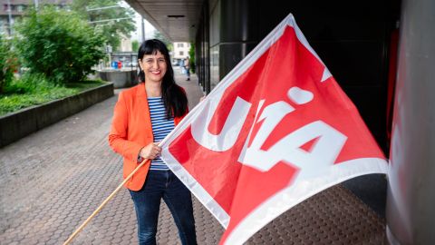 Vania Alleva mit Unia-Fahne vor dem Unia-Sitz in Bern
