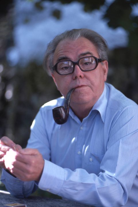 Max Frisch mit Tabak-Pfeife