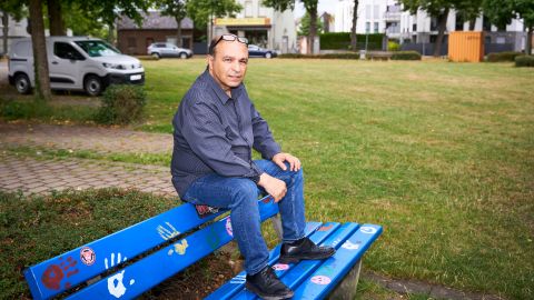 Ozan Ata Canani sitzt auf einer Bank
