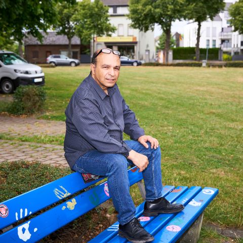 Ozan Ata Canani sitzt auf einer Bank