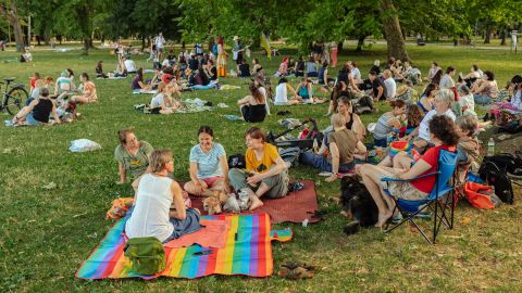 Aktivist:innen treffen sich am Tag nach der Pride zum Picknick im Park