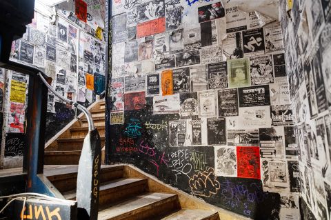 das mit alten Plakaten tapezierte Treppenhaus der «Gisi»