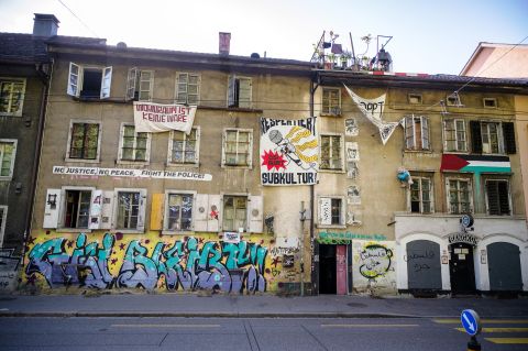 Fassade der «Gisi» mit Graffitis, Transparenten und Wandzeitungen