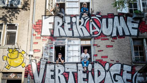 Zej, Kim, Luisa und Rinaldo schauen aus den Fenstern der «Gisi»