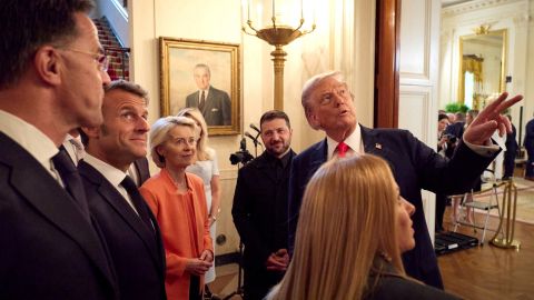 der US-Präsident zeigt der europäischen Delegation das Weisse Haus