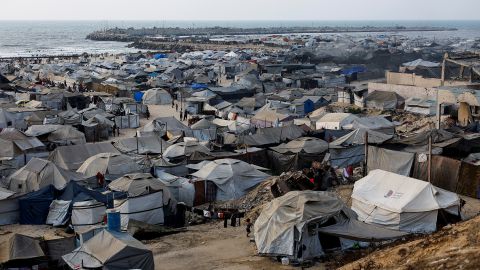 Zeltstadt mit vertriebenen Palästinenser:innen bei Gaza-Stadt