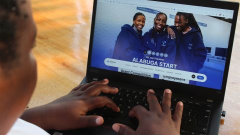 eine Person ruft die Webseite von «Alabuga Start» auf einem Laptop auf
