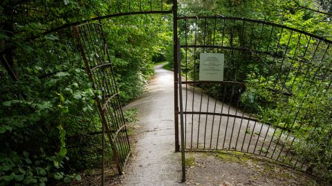 ein Zaun mit einer Gedenktafel für jüdische Flüchtlinge am Alten Rhein bei Diepoldsau