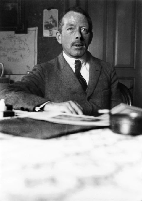 Robert Walser 1928 an seinem Schreibtisch in Bern