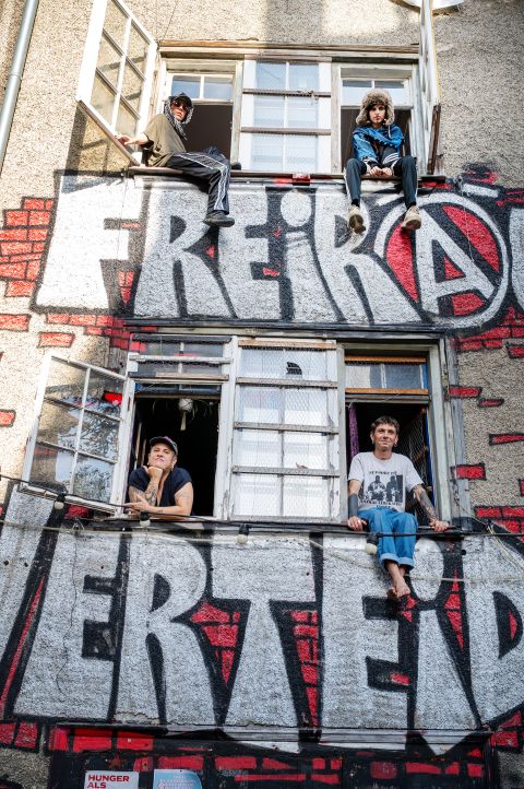 Zej, Kim, Luisa und Rinaldo schauen aus den Fenstern der «Gisi»
