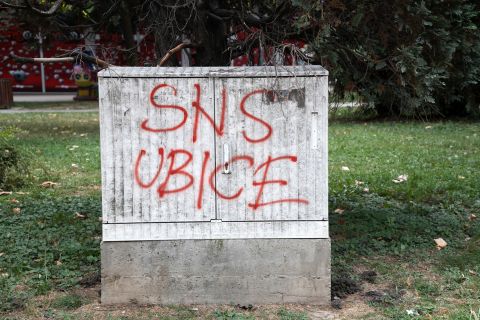 Graffiti «SNS UBICE» an einem Elektro-Verteilkasten