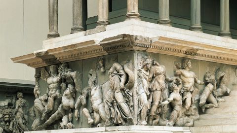 Pergamonaltar mit der Darstellung von Göttern und Giganten