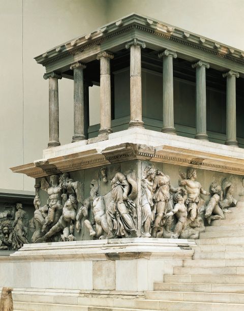 Pergamonaltar mit der Darstellung von Göttern und Giganten