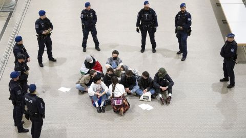 Polizisten postieren sich am 31. Mai 2024 um eine Gruppe von ETH-Student:innen
