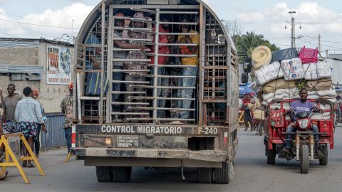 Männer in einem Lastwagen der dominikanischen Migrationsbehörde am Grenzübergang von Dajabón