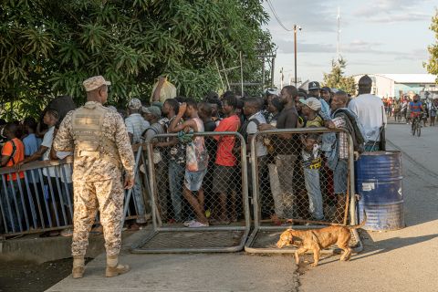 Haitianer:innen welche den Markt besuchen wollen, stehen an der Grenze an