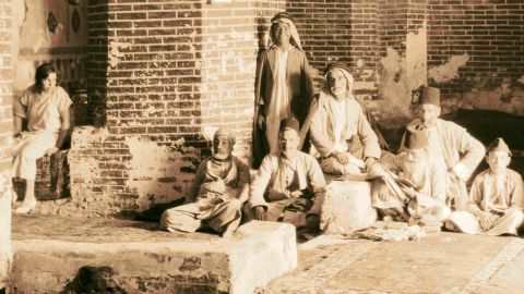 Menschen sitzen im Jüdischen Schrein für den Propheten Ezechiel in al-Kifl, Irak, 1932