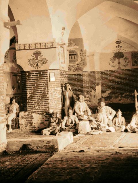 Menschen sitzen im Jüdischen Schrein für den Propheten Ezechiel in al-Kifl, Irak, 1932
