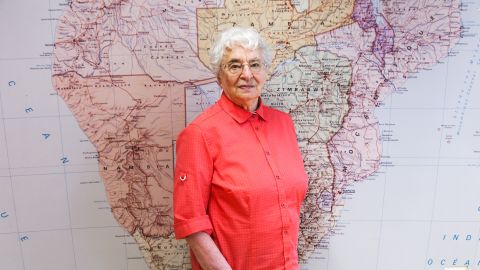 Ruth Weiss in einer Ausstellung, die ihr 2014 in Basel gewidmet wurde