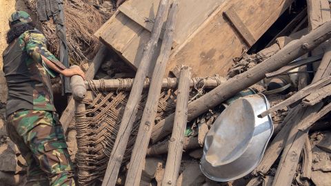 eine Rettungskraft sucht Anfang September in der Provinz Kunar nach Verschütteten