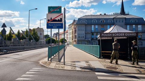 polnische Zollbeamte an der Grenze zwischen Guben und Gubin