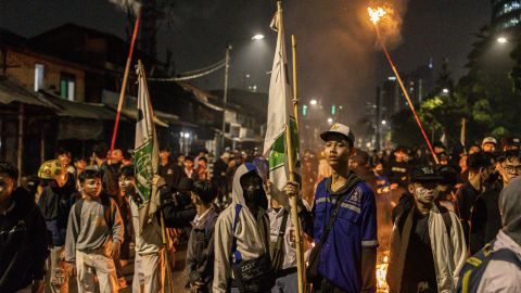 junge Meschen an den Protesten in Jakarta