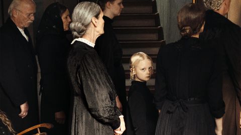 Filmstill aus «In die Sonne schauen»: erwachsene Personen mit einem Kind