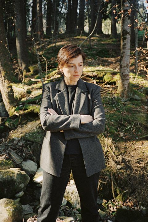 Schriftstellerin Dorothee Elmiger im Wald