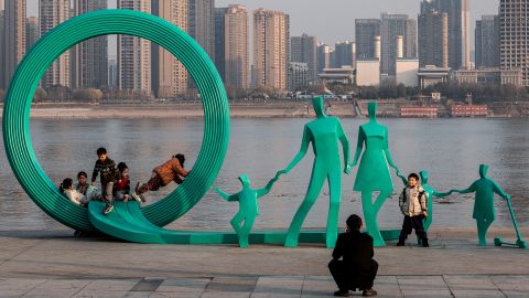 Kinder spielen auf einer Skulptur am Yangtze Fluss in Wuhan