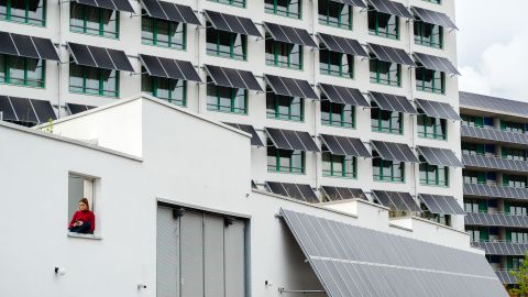 städtische Zürcher Überbauung mit Solaranlagen