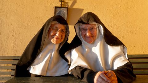 Schwester Rita und Schwester Bernadette