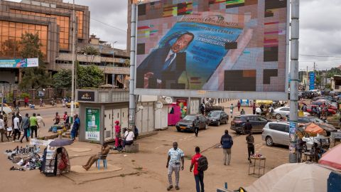 grosse Videowand mit dem Abbild des Präsidenten Paul Biya an einem belebten Platz in der Hauptstadt Jaunde