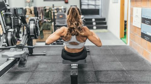 Symbolbild: eine Frau trainiert im Fitnesscenter