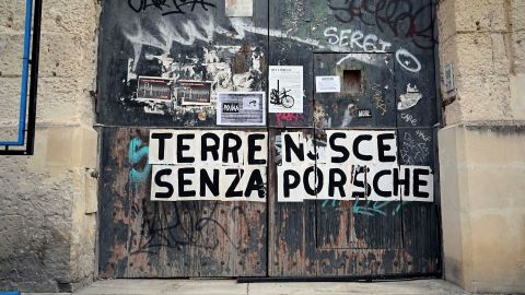 eine Türe mit Plakaten und der Aufschrift «TERRE NOSCE SENZA PORSCHE»